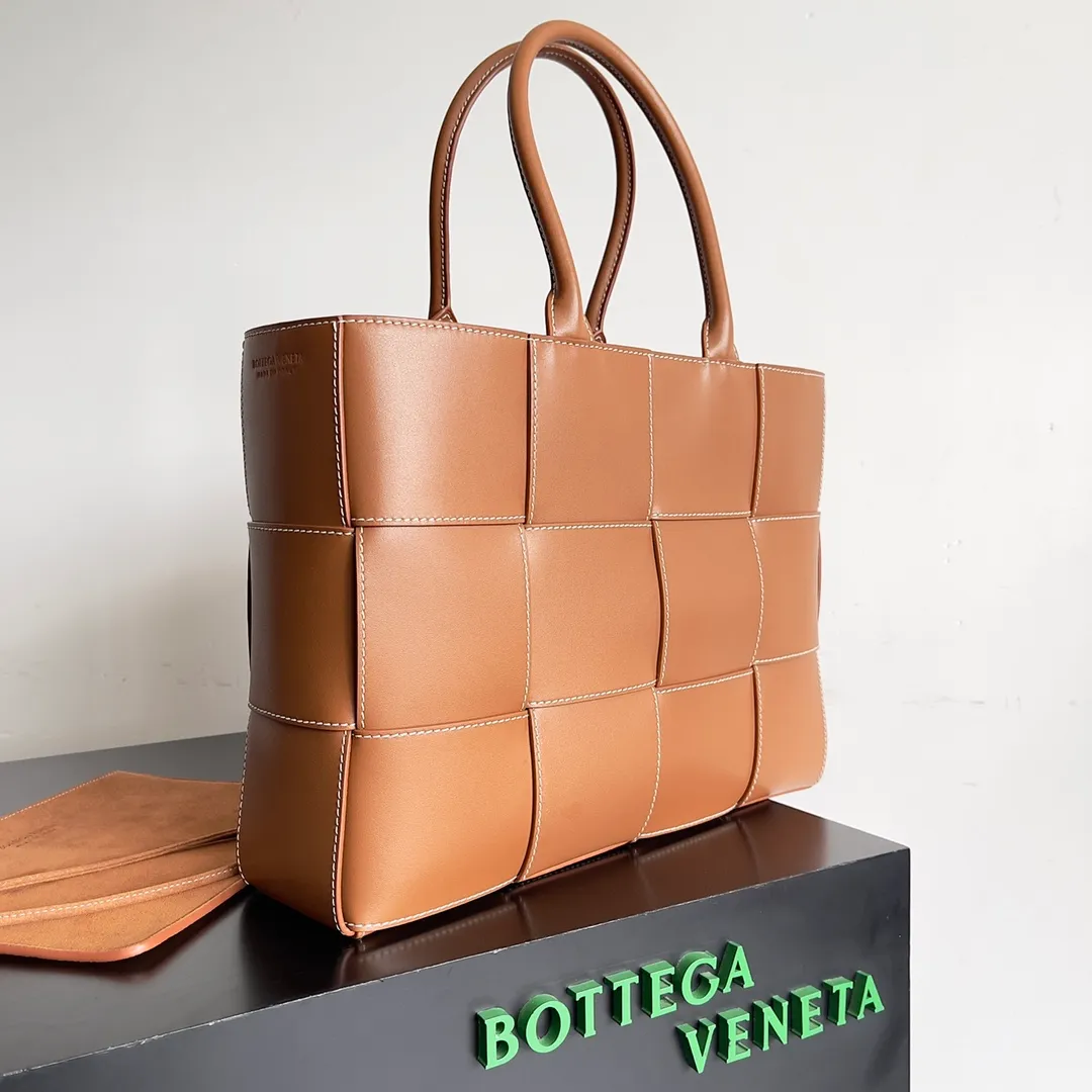 The batch of 1960 BV tote bag (small four compartments) has finally been shipped🔥🔥 The leather feels great! It has stitching workmanship and is very low-key. The more I look at it, the more I like it. I usually go out for rides and planes with a lot of things and need to carry a computer. Carrying a bag like this is all it takes. It comes with a small bag for storage, which is very convenient. Style number: 756682 Size: 38*10*28cm